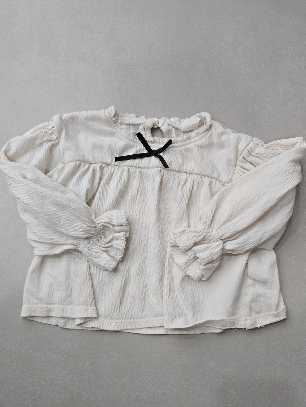 H&M Girls Cream Long-Sleeve Ruffle Top with Black Bow Size 2T